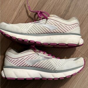 EUC Brooks Ghost Women's Running Shoes - White and Pink 7.5W